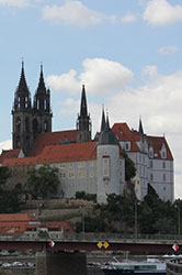 Widok Miśni z parkingu nad Łabą: katedra i zamek Albrechtsburg